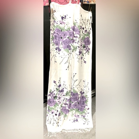 SHAWL/SCARF white with floral design extra long and fringed size 27 x 69 NWOT - Picture 6 of 13